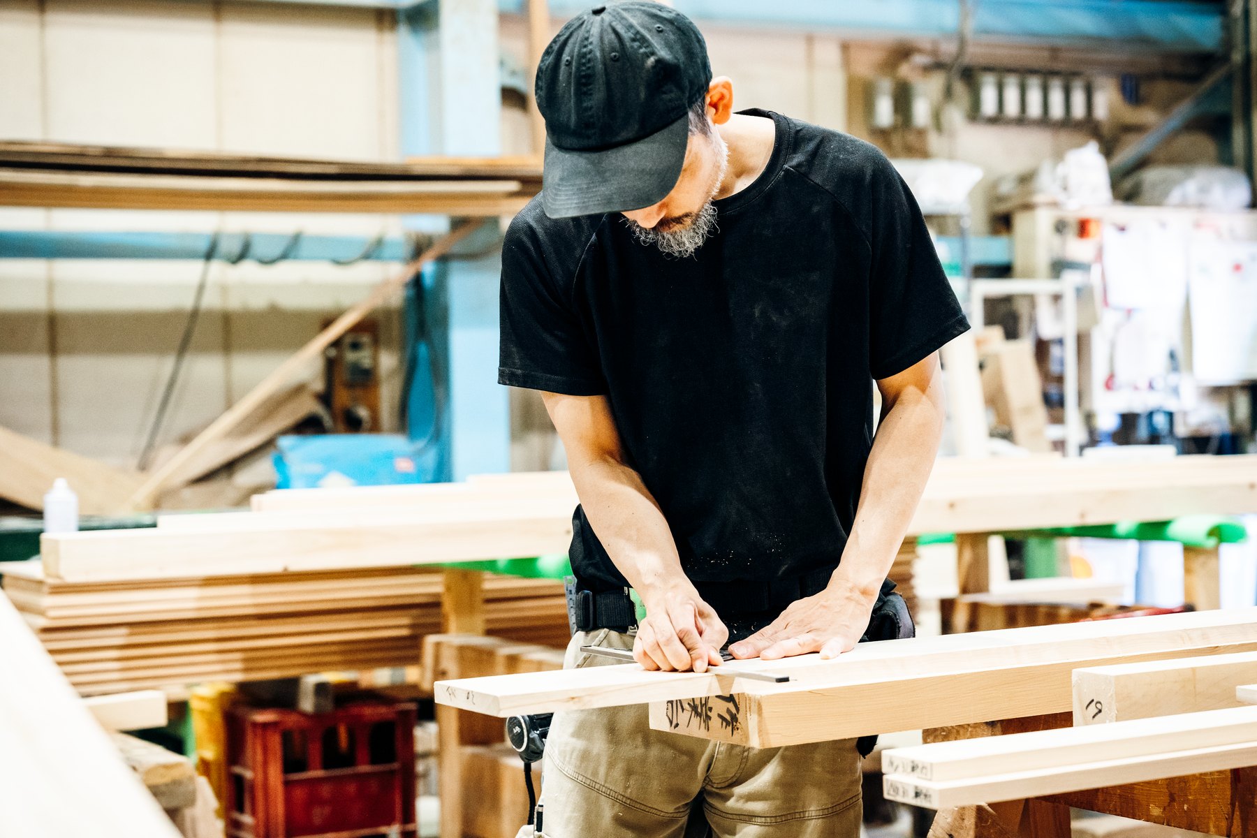 作業台で墨付けをする堂宮大工